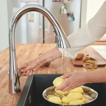 Elektronická dřezová baterie s výsuvnou sprškou, chrom